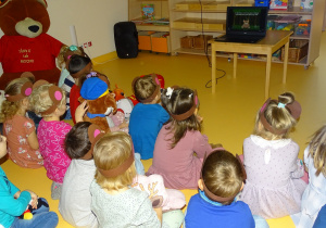07 Dzieci siedzą przed laptopem i oglądają prezentacje o historii powstania tego święta